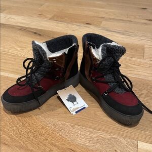 New Woman’s BOS AND CO IDEAL BOOTIES 5.5